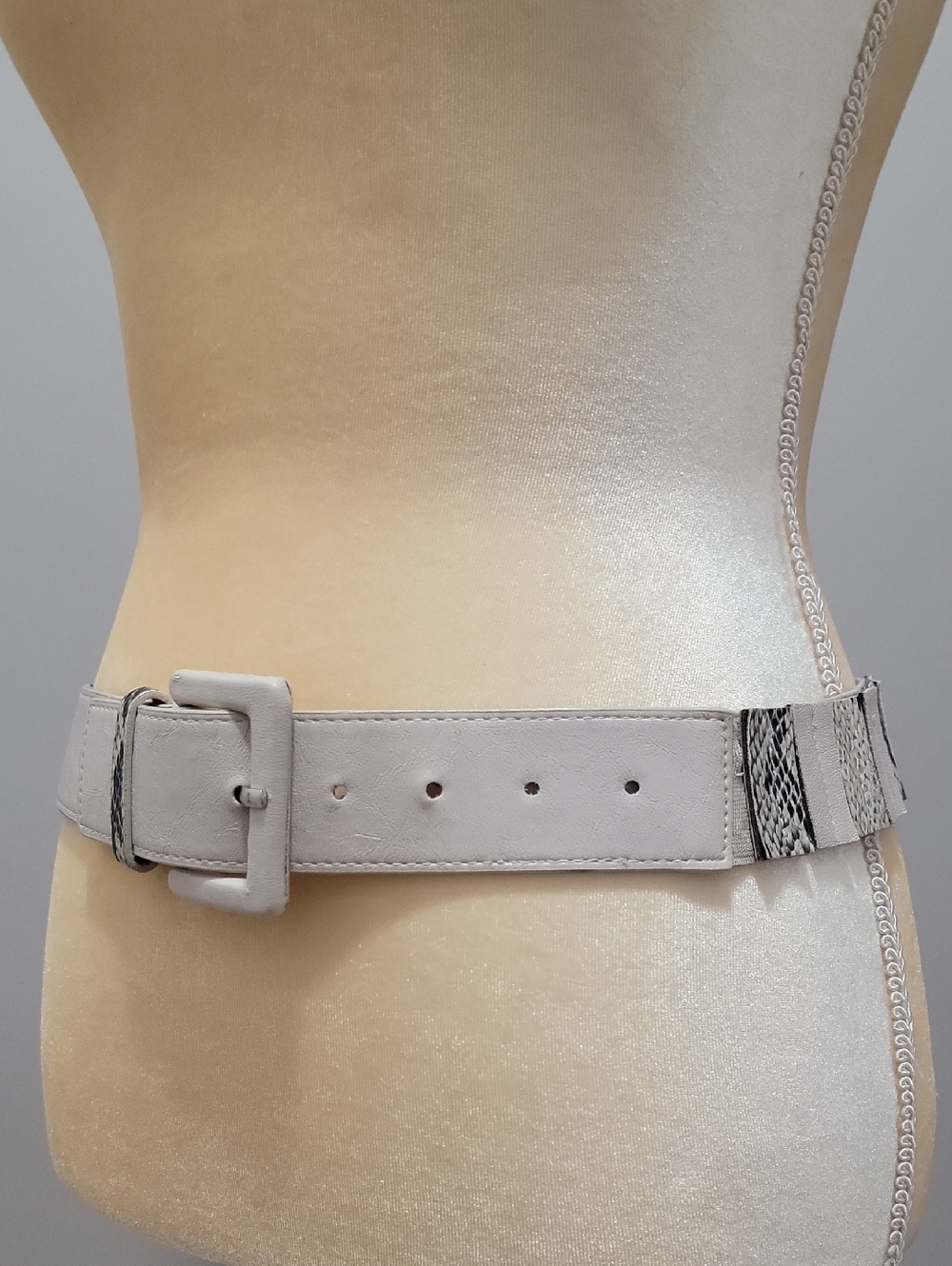 Women’s Wide Leather Belt in Bone with Snake skin Print Sz S